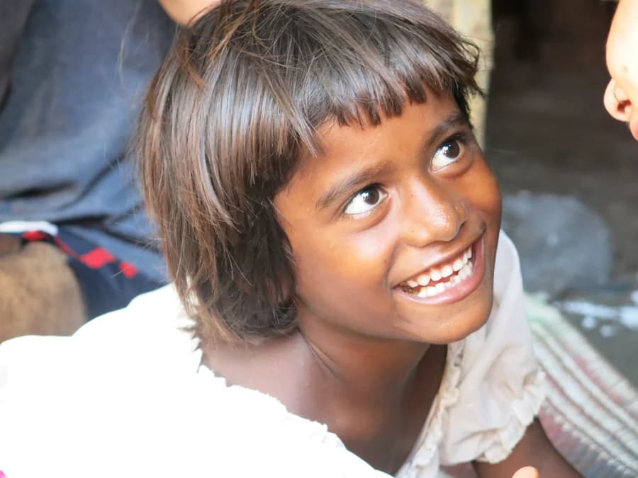 Niña sonriendo durante el viaje de voluntariado