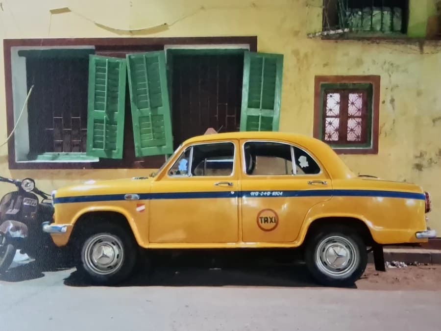 Taxi amarillo en una calle de Calcuta